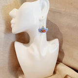 Oorbellen licht blauw met bloemen