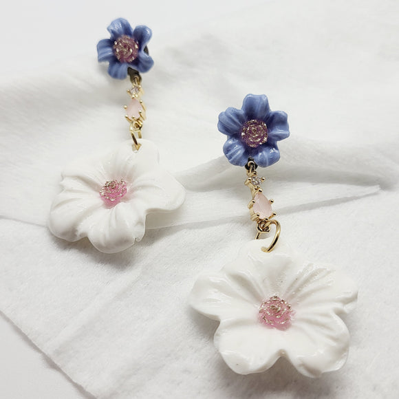 Oorbellen bloem licht blauw wit roze knopje