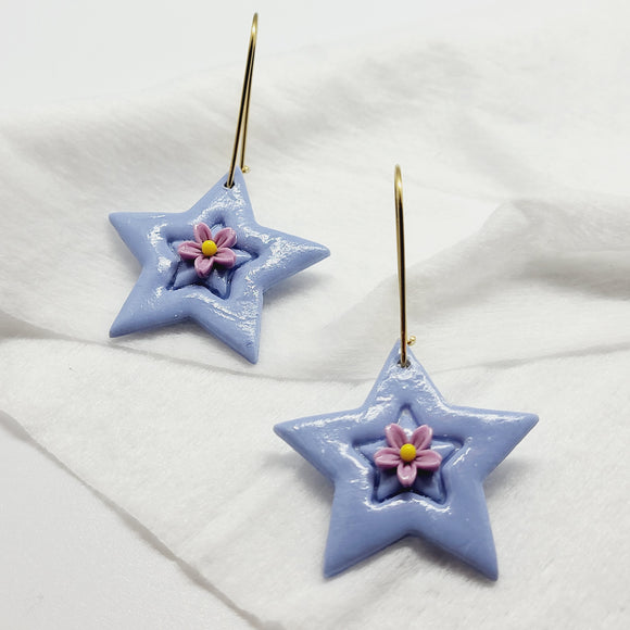 Oorbel licht blauw ster met bloemen